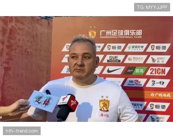 广州队主帅萨尔瓦多率队全力备战新赛季，稳健表现备受期待
