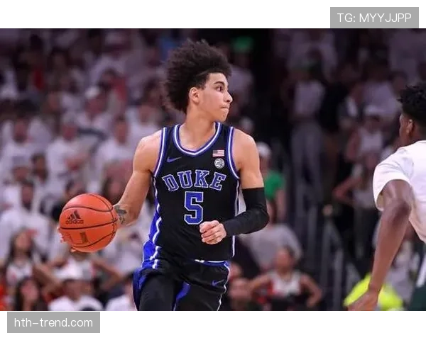 塔瓦雷斯表现稳健，闪耀赛场渐成职业足球新星